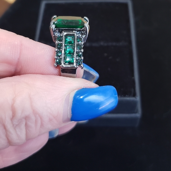 Betsey Johnson Green Crystal Fashion Ring - Picture 3 of 7